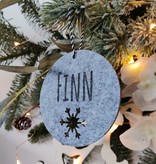 Gepersonaliseerde kerstbal gemaakt van grijs vilt - Finn