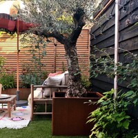 Zo laat je je cortenstalen plantenbak sneller roesten (zonder schade aan je terras)!