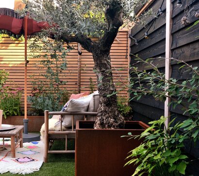 Zo laat je je cortenstalen plantenbak sneller roesten (zonder schade aan je terras)!