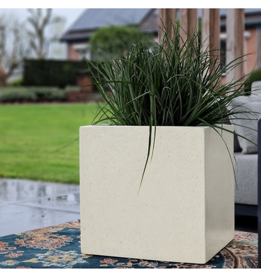 Betonnen bloembak vierkant "Cube"  S (40x40x40 cm) Off-white