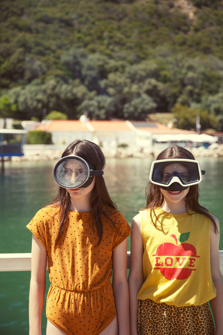 Piupiuchick sleeveless top | mustard w/ apple print