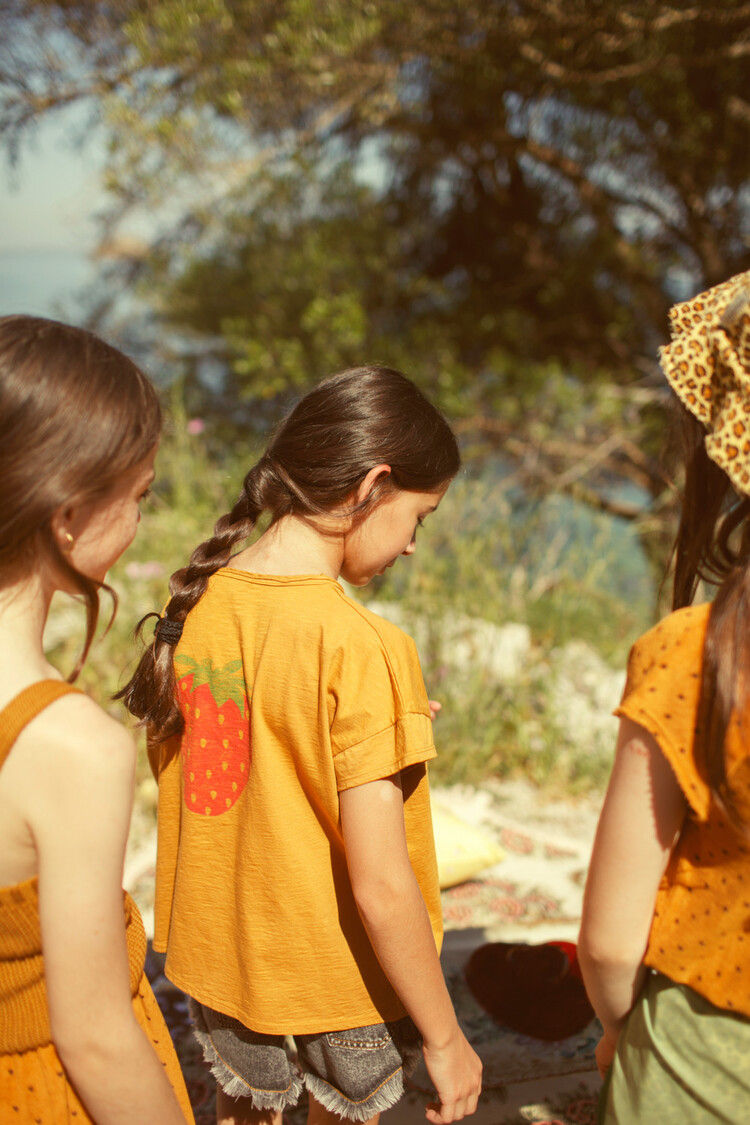 Piupiuchick t'shirt | camel w/ strawberry print