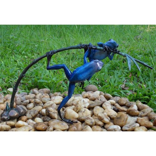 Eliassen Bronzen beeld twee blauwe kikker aan een twijg Eliassen Bronzen beeld twee blauwe kikker aan een twijg