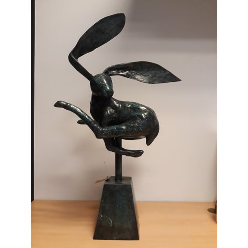 Bronzen haas op blok Bronzen haas op blok