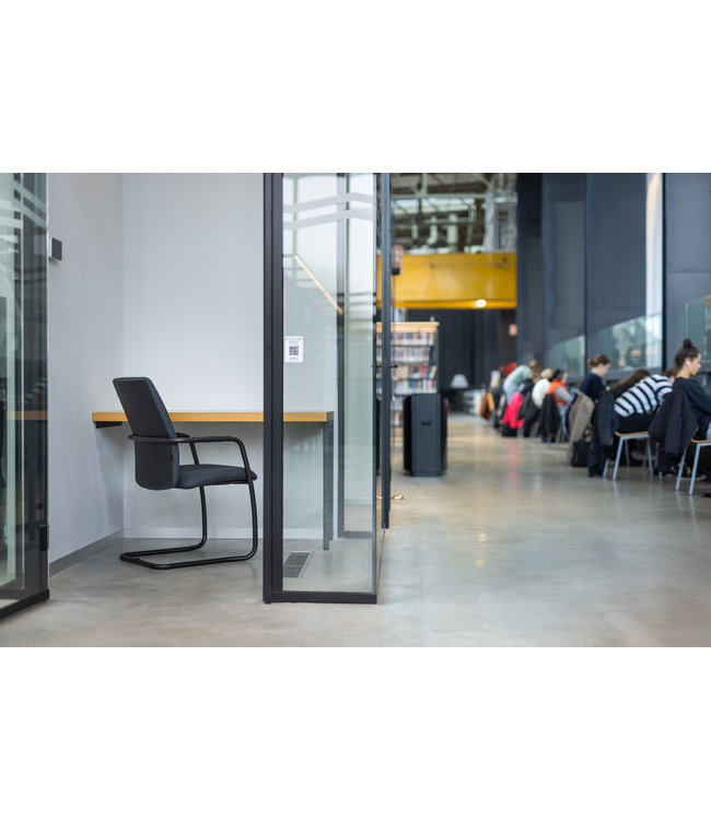 Beta Stoelen Be10 - Licht Grijs Vergaderstoel - Stapelbaar - Zwart Frame (Nederlands Product - BUUR Collectie)