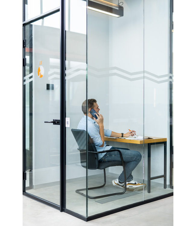 Beta Stoelen Be10 - Licht Grijs Vergaderstoel - Stapelbaar - Zwart Frame (Nederlands Product - BUUR Collectie)