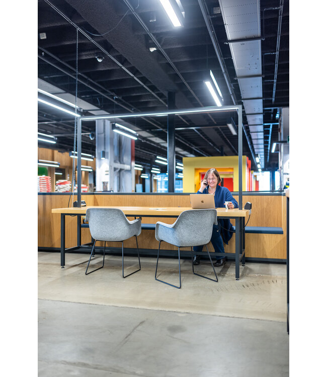 VEPA Felt - PET Stoel Lichtgrijs - Zwart Frame - 100% recycle plastic en staal - Zitting Zwart (Nederlands Product - BUUR Collectie)