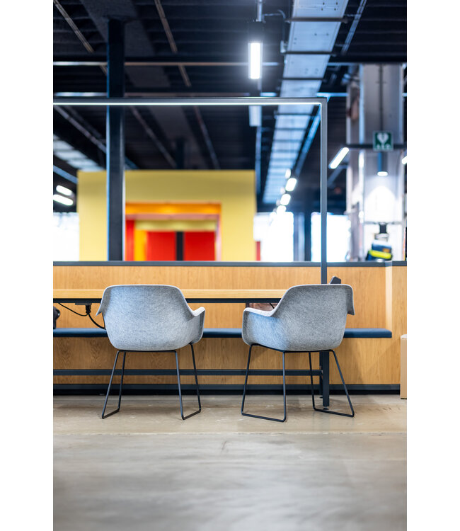 VEPA Felt - PET Stoel Lichtgrijs - Zwart Frame - 100% recycle plastic en staal - Zitting Zwart (Nederlands Product - BUUR Collectie)