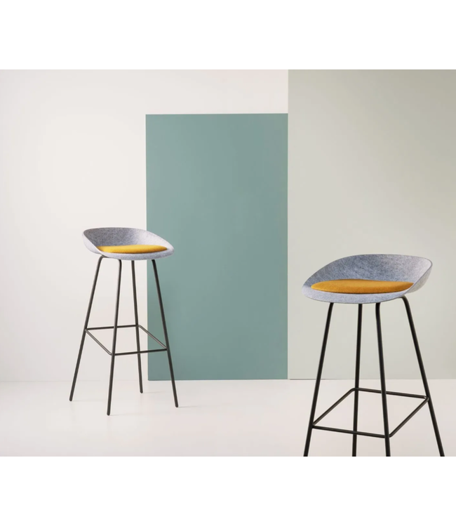 VEPA Felt High - PET Stoel Lichtgrijs - Zwart Frame - 100% recycle plastic en staal - Zitting Geel | Oranje (Nederlands Product - BUUR Collectie)