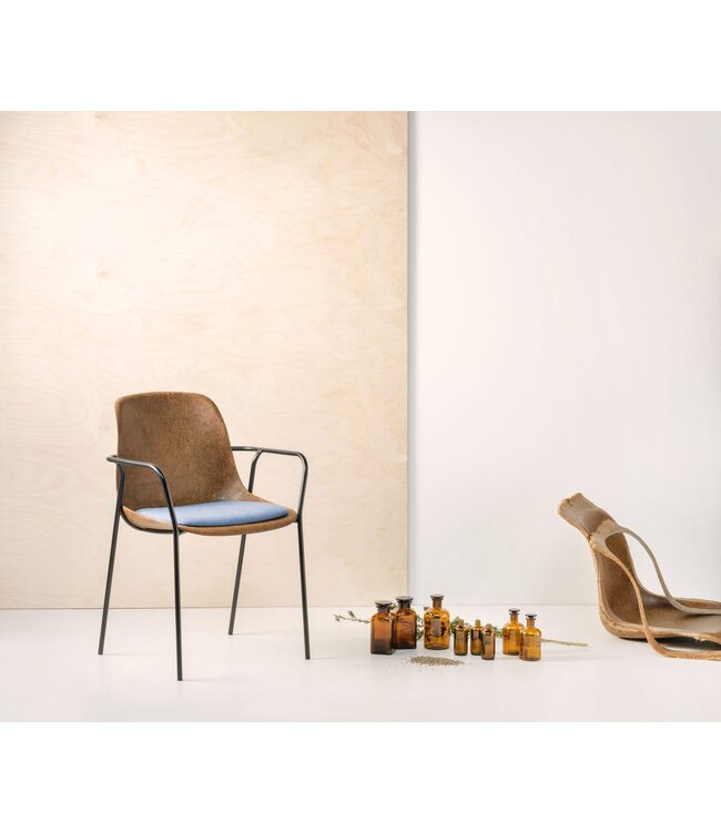 VEPA Hemp Fine - Hennep Stoel - Zwart Frame - 100% recycle biomateriaal en staal - Zitting Zwart - Met Armleggers (Nederlands Product - BUUR Collectie)