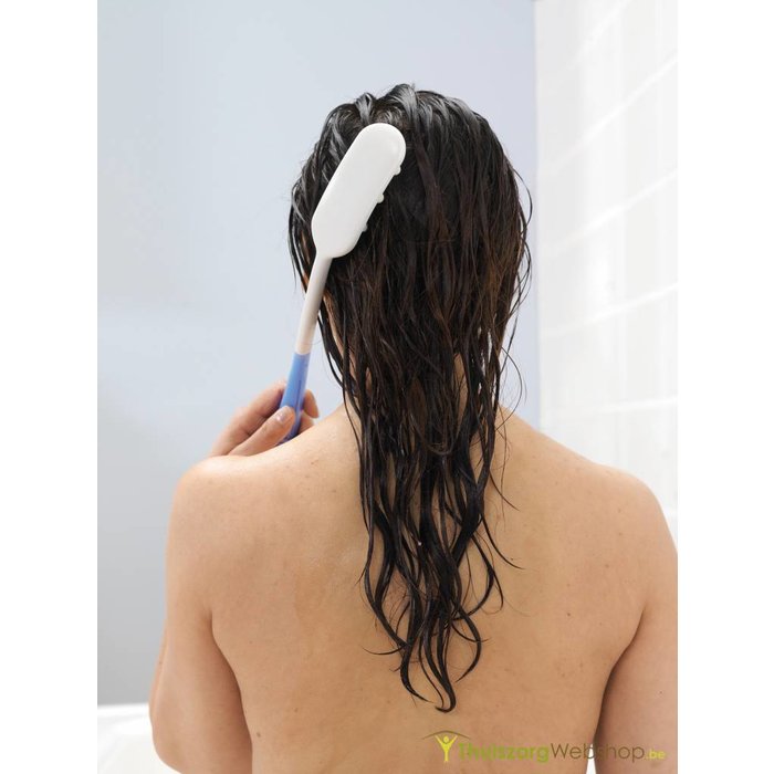 Ergonomic bath sponge with extended handle