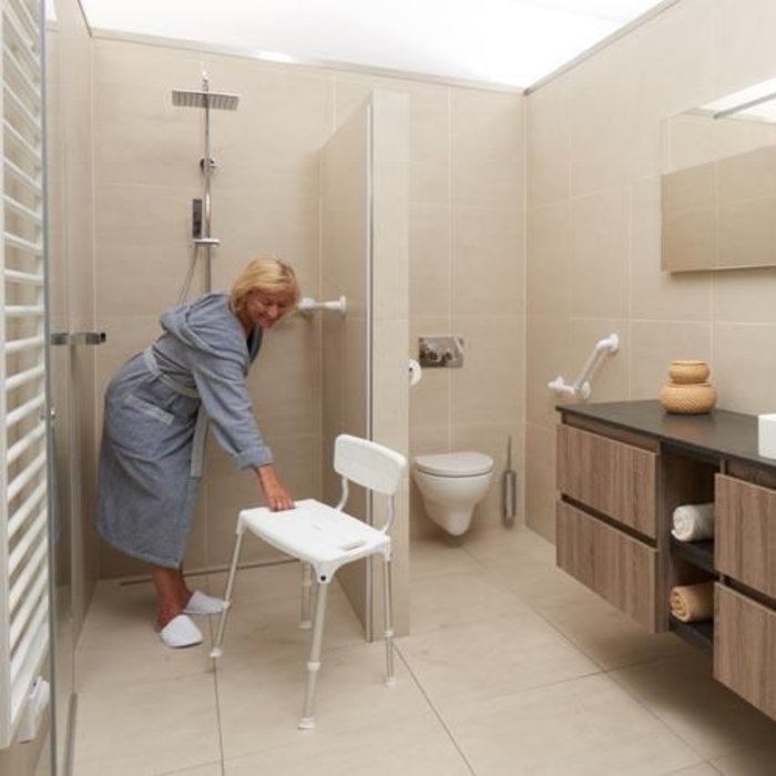 Chaise de douche en aluminium avec siège en plastique