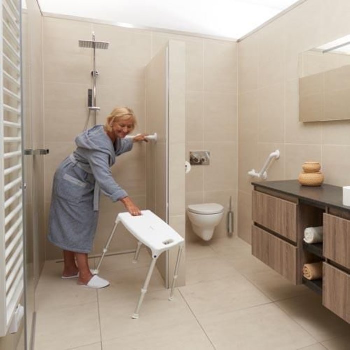 Chaise de douche en aluminium avec siège en plastique