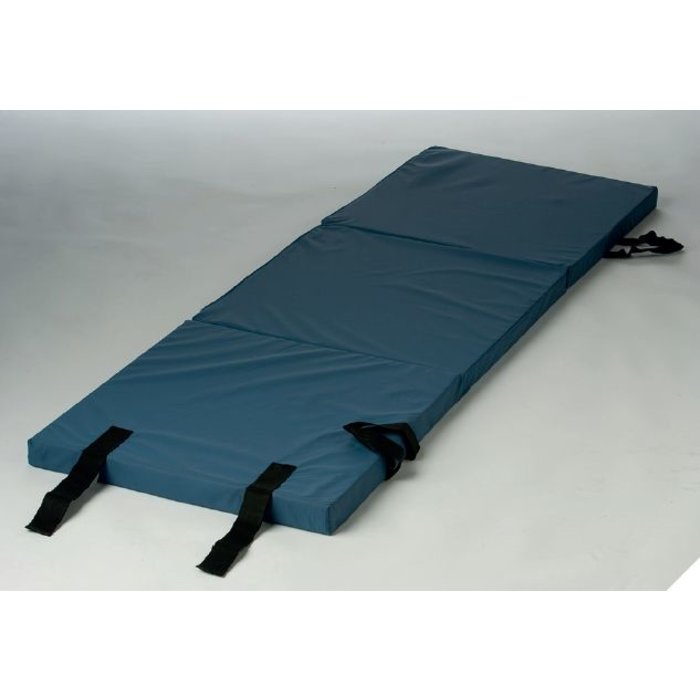 Tapis de chute à côté du lit
