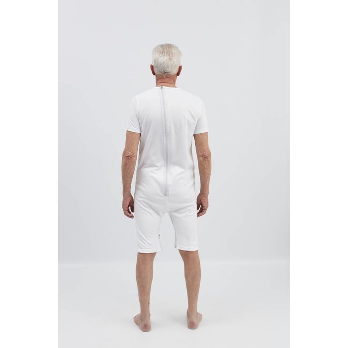 Corps blanc avec jambes courtes, manches courtes, fermeture à glissière au dos et entre les jambes