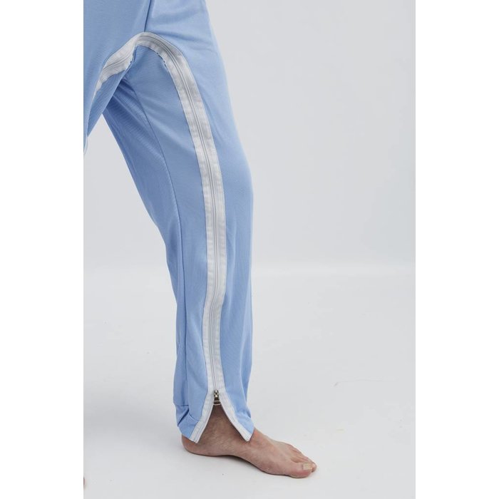 Lichtblauwe pyjama met ritssluiting via de schouder naar de zijnaad en tussen de benen, elastiek in de taille