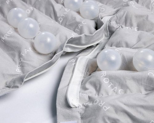 Een hulp om te kalmeren en de zintuigen te stimuleren -Protac Ball Blanket™