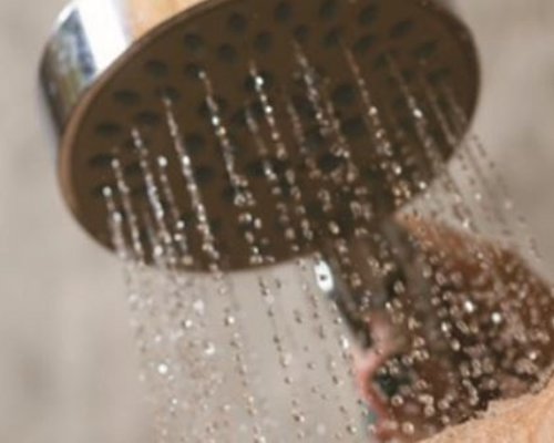 Hoe een oudere helpen bij het douchen en baden?