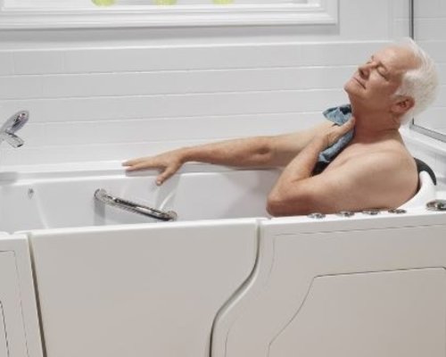 10 Manieren om een oudere te overtuigen zich te wassen