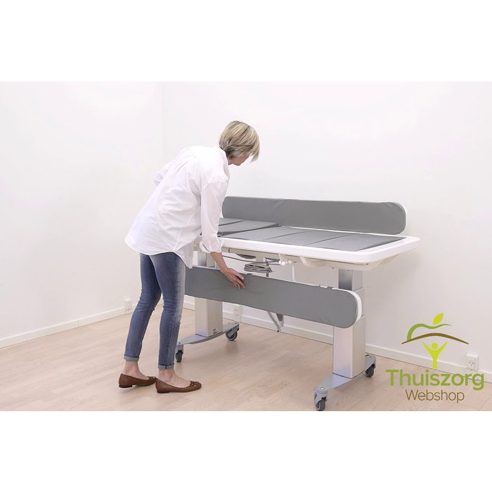 Shower / care table electrically adjustable in height
