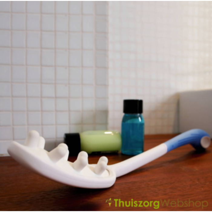 Ergonomic bath sponge with extended handle