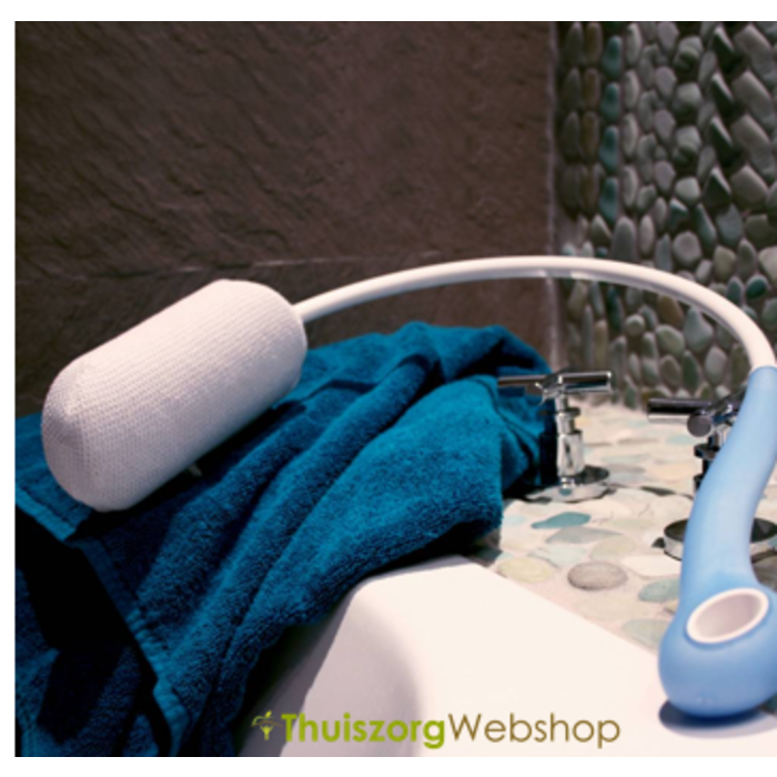 Ergonomic bath sponge with extended handle