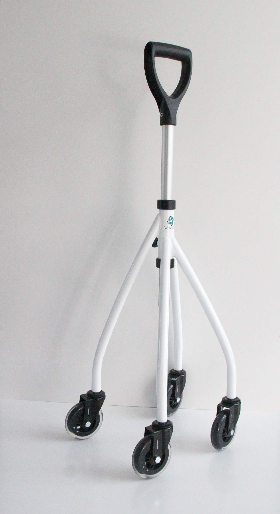 Four-legged walking stick on wheels Wheeleo