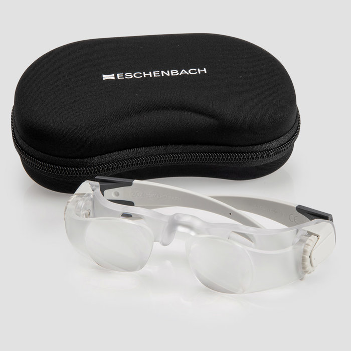 Close-up magnifying glasses with adjustable lenses