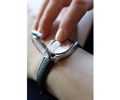 Braille horloge voor blinden met puntindicatie