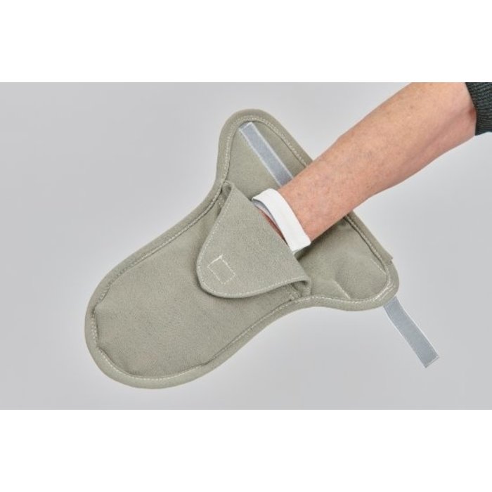 Scratch mitt with double verlcro closure around the wrist