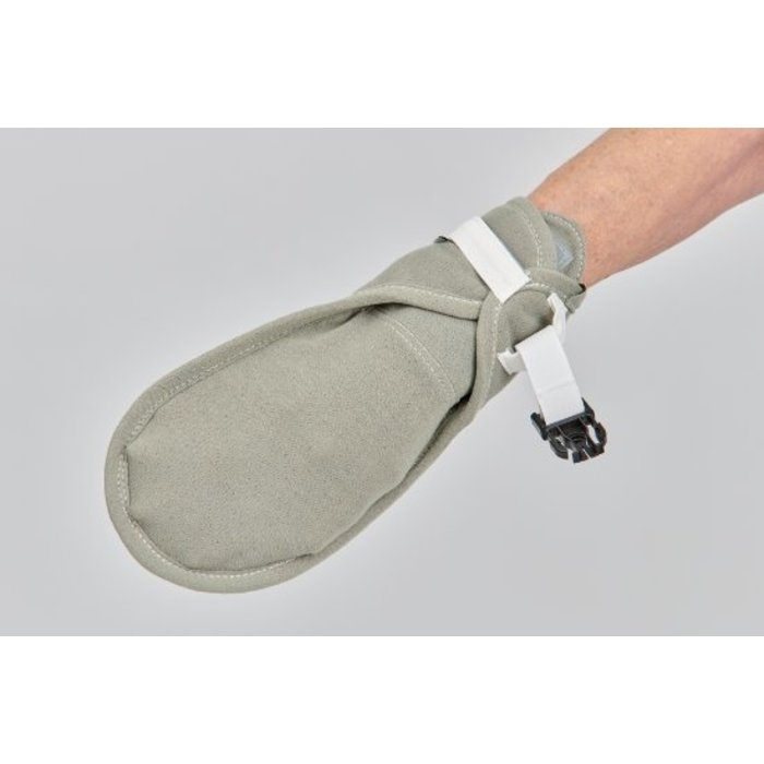Scratch mitt with double verlcro closure around the wrist