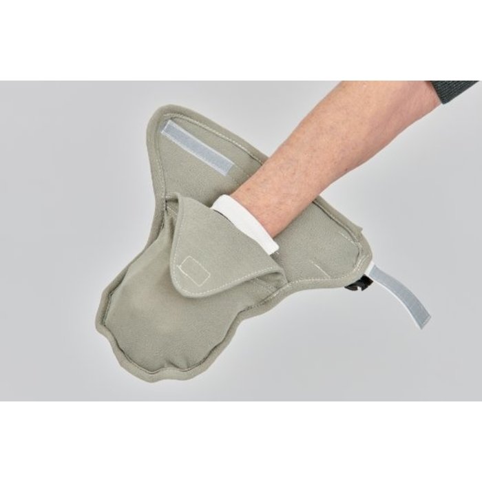 Scratch mitt with double verlcro closure around the wrist