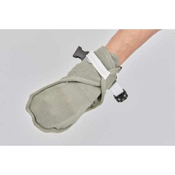 Scratch mitt with double verlcro closure around the wrist