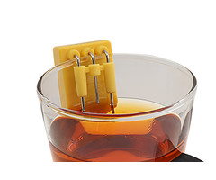 Liquid indicator hanging over the edge of a cup or glass