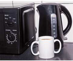 Keramische mok met twee handvaten