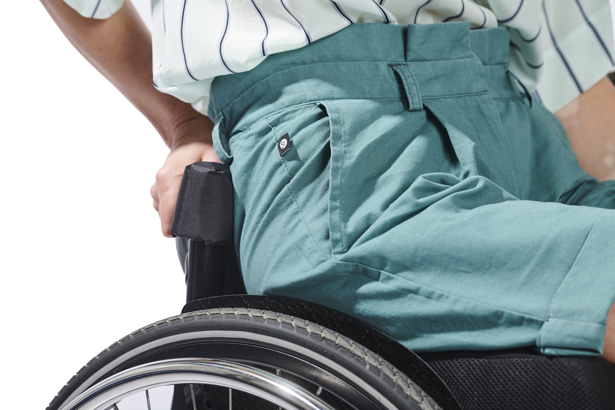 Wheelchair shorts with hook and eye - green cotton