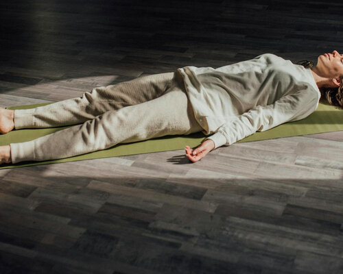 Ontspan Je Spieren met Deze Houdingen: Deskundig Advies van Fysiotherapeut Freddie Murray