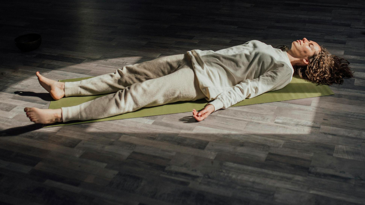 Ontspan Je Spieren met Deze Houdingen: Deskundig Advies van Fysiotherapeut Freddie Murray