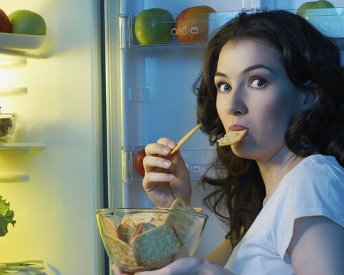 ’s Nachts opstaan om te eten: Onschuldig of niet?