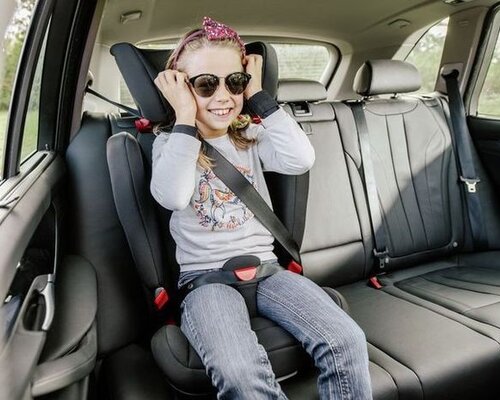 Hoe klik je je kind veilig vast in de auto?