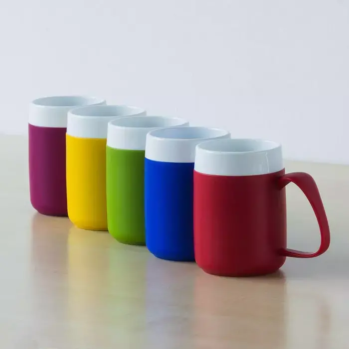 Insulating cup without funnel-shaped interior