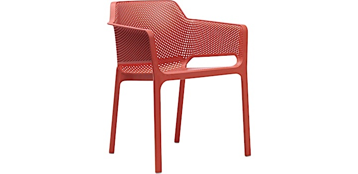 Chaise soignée avec accoudoirs