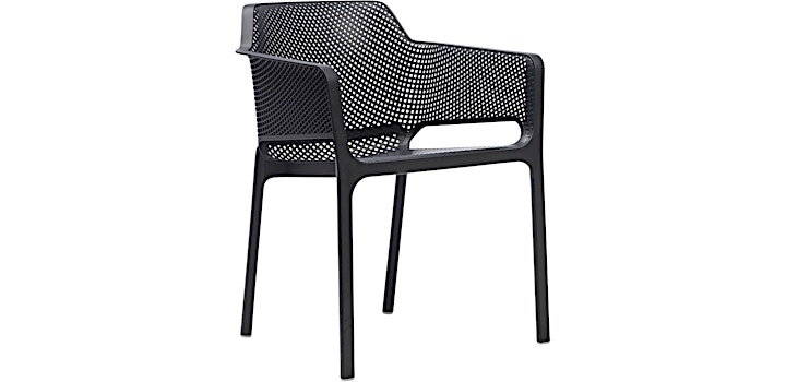 Chaise soignée avec accoudoirs