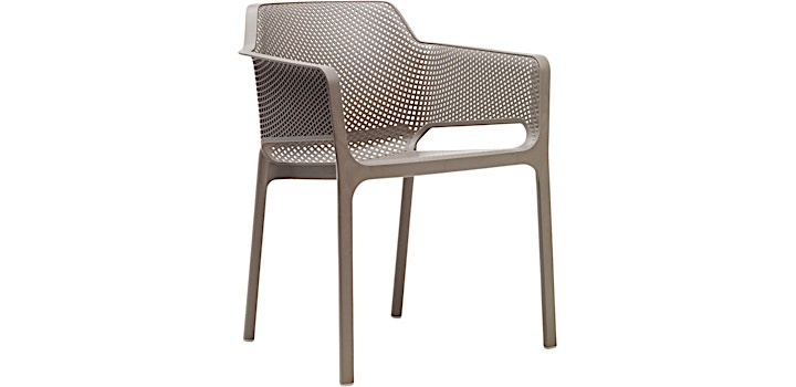 Chaise soignée avec accoudoirs