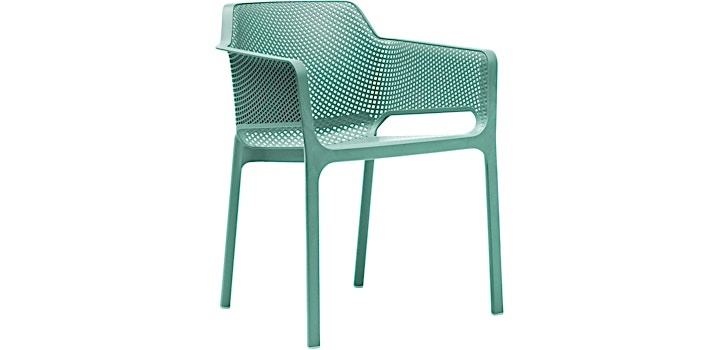 Chaise soignée avec accoudoirs