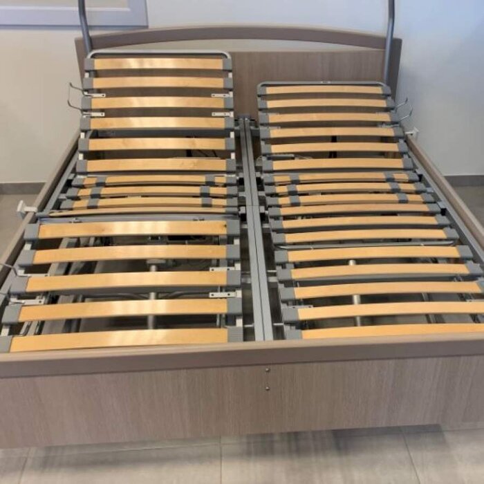 Electrically height-adjustable box double bed