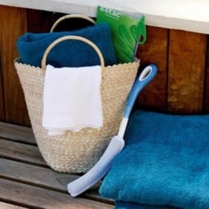 Ergonomic bath sponge with extended handle