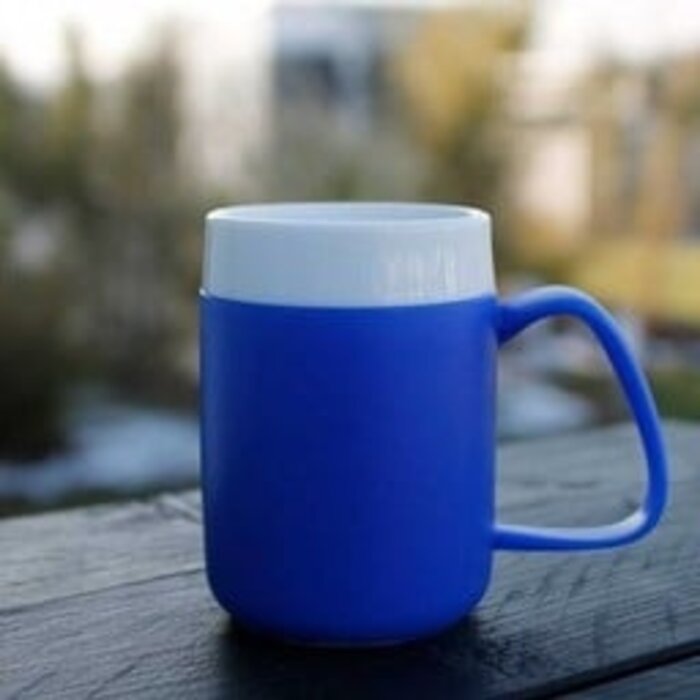 Insulating cup without funnel-shaped interior