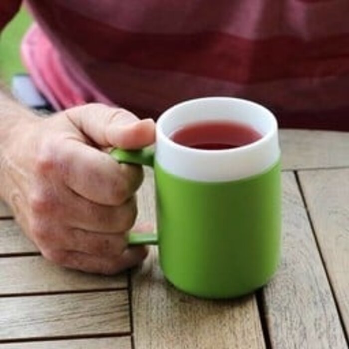 Insulating cup without funnel-shaped interior