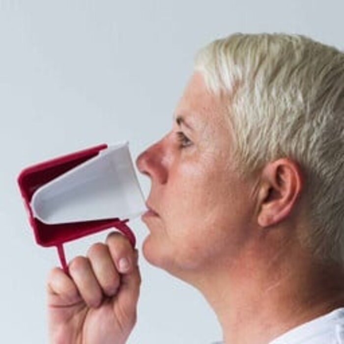 Insulating cup with ergonomic handle
